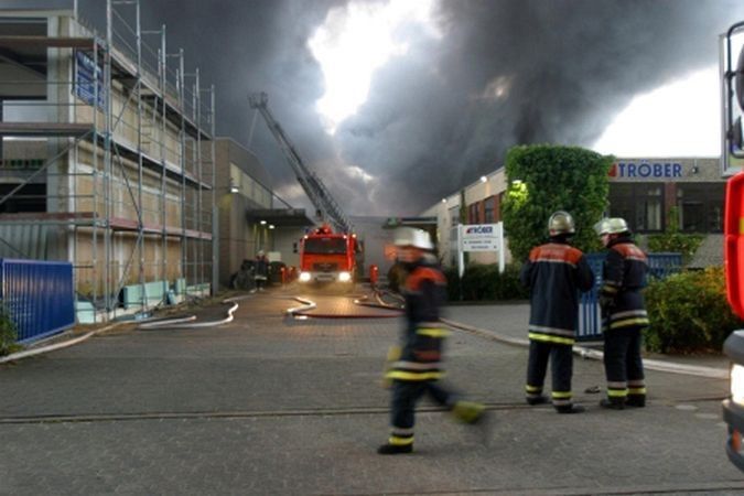 Katastrophenalarm in Hamburg: Die riesige schwarze Rauchwolke über dem Tröber-Werksgelände war kilometerweit zu sehen. (Bild: Ralf M. Haaßengier)