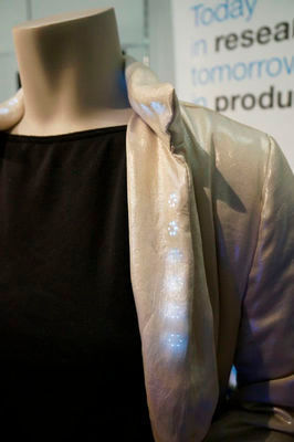 Das Holst Centre präsentierte auch eine Jacke mit integrierten LEDs. (Bild: Idzko)