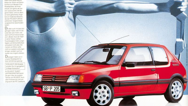 Im Februar 1984 wird der sportive 205 GTI eingeführt. Die Karosserrie erfuhr im Vergleich zu den „kleinen“ 205-Modellen einige Detailänderungen, unter anderem anders geschnittene Radhäuser, Radhausverbreiterungen aus Kunststoff sowie größeren Rädern (14 bzw. 15 Zoll), Außerdem gab es andere Hinterachsen mit breiterer Spur und teilweise Scheiben- statt Trommelbremsen.  (Bild: Peugeot)