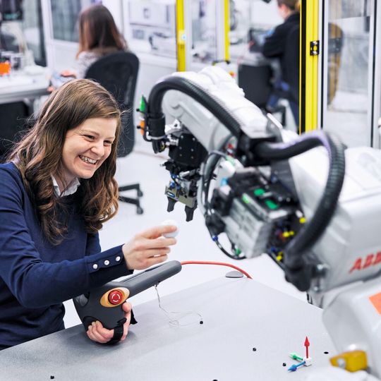Es entstehen mehr Partnerschaften zwischen Industrie und Bildungseinrichtungen. Es entstehen mehr Partnerschaften zwischen Industrie und Bildungseinrichtungen.