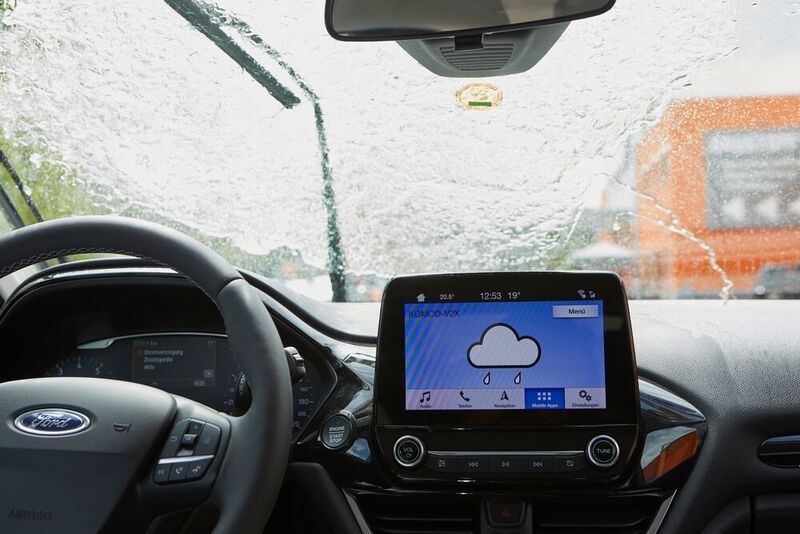 Schlechtwetter-Warnung: Der vernetzte Scheibenwischer informiert andere Verkehrsteilnehmer, wenn plötzlich Starkregen einsetzt. (Valéry Kloubert)