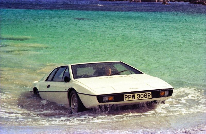 ... den tauchfähigen Lotus Esprit S1 aus dem James-Bond-Film „Der Spion, der mich liebte“. (Lotus)