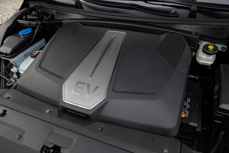 Das Antriebsportfolio umfasst heckgetriebene Versionen mit 125 kW (170 PS) und 168 kW (229 PS) sowie allradgetriebene Varianten mit 173 kW (235 PS) und 239 kW (325 PS). (Bild: Kia)