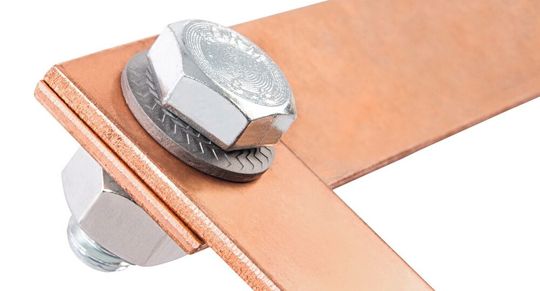 Durch die aufgestellte Bogenform hat die Sperrkantscheibe NSK-E eine gute Federwirkung, so das der Kontaktdruck und damit der Verbindungswiderstand der Verbindung über einen langen Zeitraum annährend konstant gehalten werden kann. Durch die aufgestellte Bogenform hat die Sperrkantscheibe NSK-E eine gute Federwirkung, so das der Kontaktdruck und damit der Verbindungswiderstand der Verbindung über einen langen Zeitraum annährend konstant gehalten werden kann.