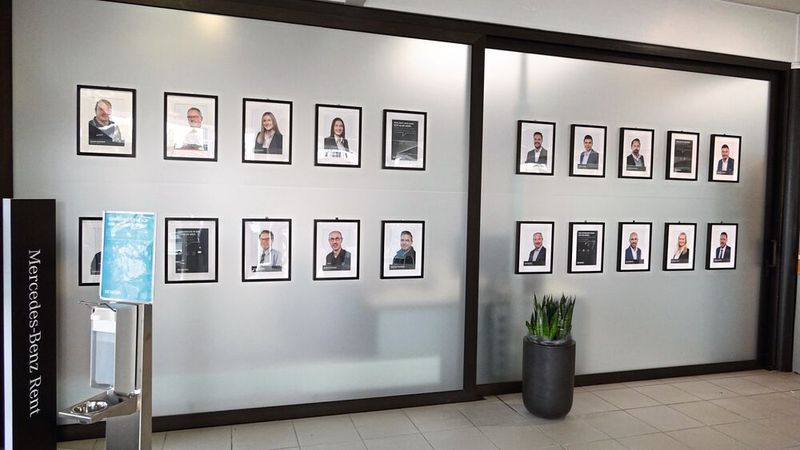 Namen und die dazugehörigen Gesichter: Das Serviceteam stellt sich den Kunden vor. (Bild: Dominsky/»kfz-betrieb«)