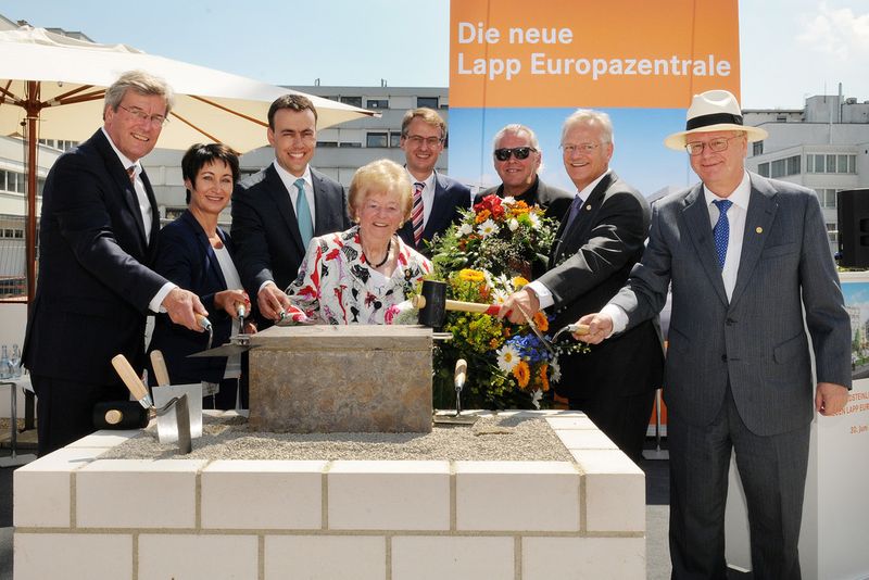 Eine solide Basis: Der Grundstein der neuen Lapp Europazentrale ist gelegt. Thomas Bopp, Petra Kimmerle, Dr. Nils Schmid, Ursula Ida Lapp, Michael Föll, Werner Schwarz, Siegbert E. Lapp, Andreas Lapp (v. l. n. r.) (Bild: Lapp Gruppe)
