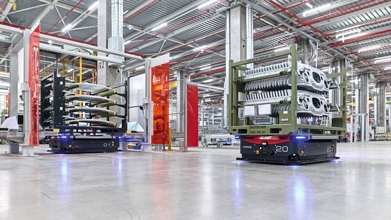 Im BMW-Werk München übernehmen mobile Roboter rund 60 Prozent aller Versorgungsaufgaben bei einem täglichen Materialvolumen von rund 2,5 Millionen Teilen.(Bild:  Rainer Haeckl)