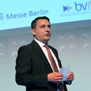 BVITG-Geschäftsführer Ekkehard Mittelstaedt berichtet im Rahmen der Conhit über ein in Dänemark eingeführtes Schema, wonach versorgungsunterstützende Apps über einen Zeitraum von zwei bis drei Jahren abrechenbar sind, bevor anhand der Erfahrungen entscheiden wird, ob es eine Übernahme in die Regelversorgung gibt oder nicht.