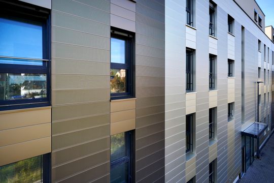 Perforierte Aluminiumkassetten tragen dazu bei, die Anforderungen an den Schallschutz zu erfüllen.(Bild:  Kalzip GmbH)