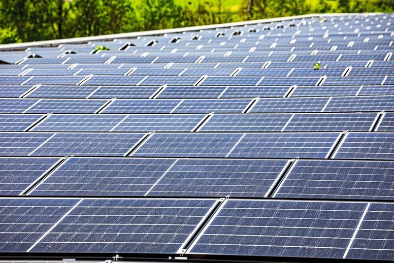 Die neue Photovoltaik-Anlage ist auf der Produktionshalle 1 von Bystranic installiert und liefert nicht nur Energie für die Produktion von Lasermaschinen sondern auch für E-Mobility. (Bystronic)