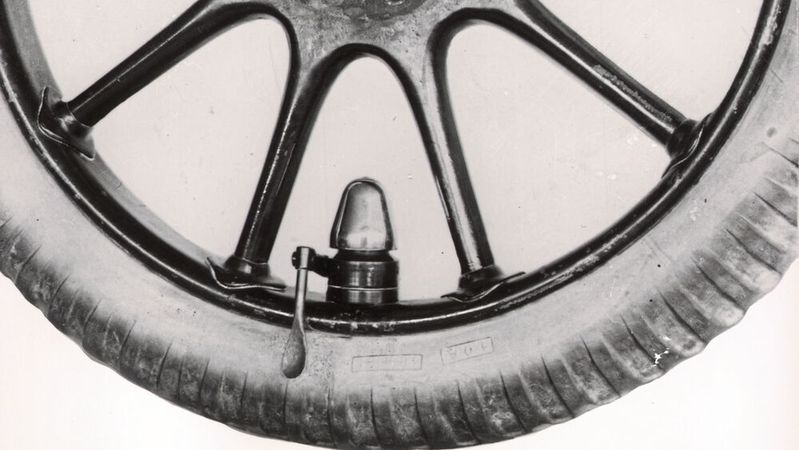 1923 ging mit der „Bosch-Glocke“ das erste Reifendruck-Kontrollsystem an den Start. (Bild:  Bosch)