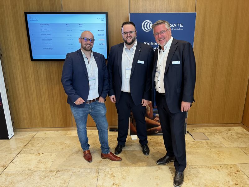 Francesco Dibartolo, Solarwinds, mit Sascha Shabestari, und Udo Schillings, Infinigate (v. l.) (IT-BUSINESS)
