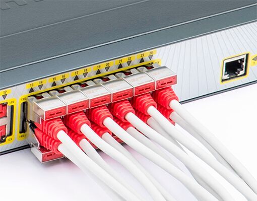 Das LAN Cable Lock Plus verbindet das LAN-Kabel physisch mit dem Ethernet-RJ45-Anschluss, um unbefugten Zugriff auf den Anschluss durch Herausziehen des Kabels zu verhindern. (Bild: Smart Light Solutions )