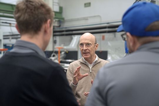 Aitor Zumarraga, CEO von CMZ, während des Werkrundgangs.(Bild:  Nastassja Neumaier)