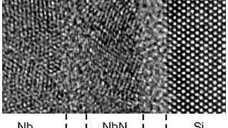 Das Transmissions-Elektronenmikroskop erlaubt den Blick auf die atomare Ebene.  (Bild: Schichtstruktur auf einem Silizium Substrat; Siegel/Gerthsen)