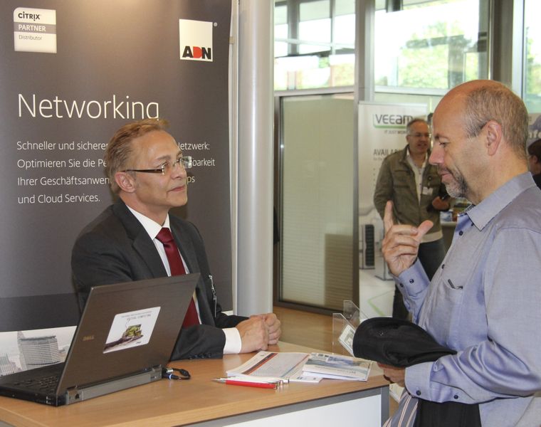 Thomas Reger, ADN, im Gespräch mit einem Besucher. (Vogel IT-Akademie)