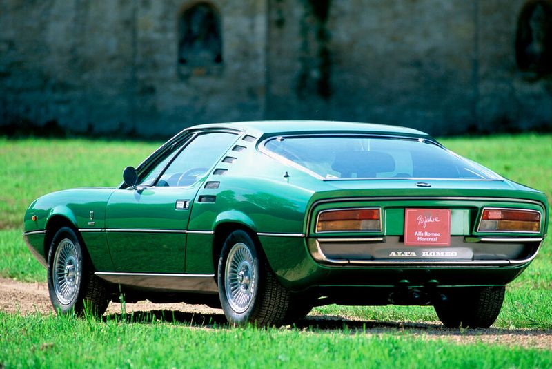 Besonders die von einem Lamellengitter bedeckten Doppelscheinwerfer, die Lufteinlässe hinter den Türen und die große gläserne Heckklappe zogen alle Blicke an. (Bild: FCA)