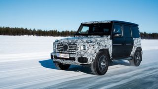 Noch getarnt: Mercedes hat die Verbrenner-Versionen der G-Klasse kräftig überarbeitet. (Bild: Mercedes-Benz)