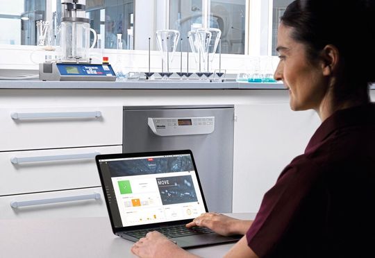 Vernetzt mit dem Online-Portal Miele move: So lässt sich auch auf mobilen Endgeräten überprüfen, ob ein Laborspüler entladen werden kann. Prozessdaten können überwacht, schnell exportiert und in der digitalen Plattform vorgehalten werden. (Bild:  Miele)