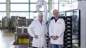 Ein starkes Trio: Hannes Langreiter von Profipack (links), Anton Weber von der Privatmolkerei Bauer und der Yaskawa-Cobot. (Bild: Yaskawa Europe GmbH)