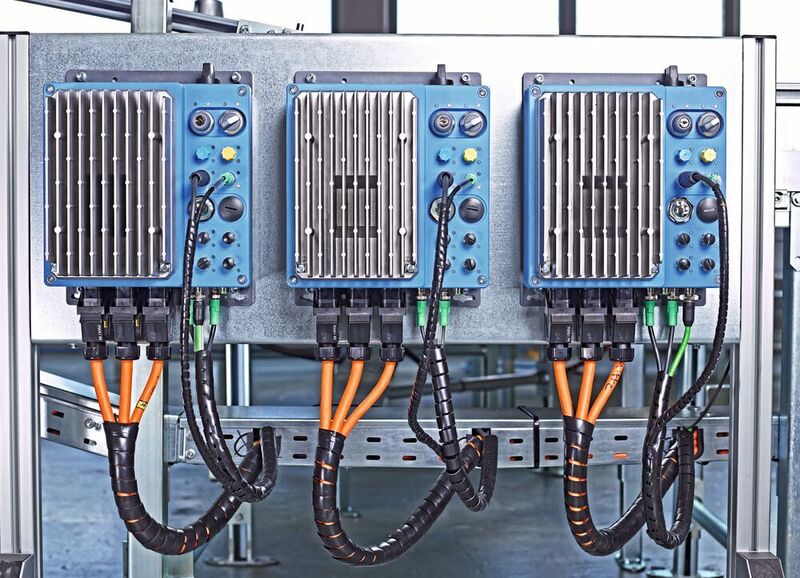 Der Frequenzverteiler Nordac Link verfügt standardmäßig über eine integrierte PLC. Diese kann die übergeordnete Anlagensteuerung entlasten und eigenständig Steuerungsaufgaben übernehmen. (Nord Drivesystems)