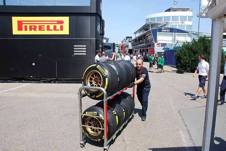 Und da kommen schon die abgefahrenen Reifen aus den ersten Trainingsläufen. Pirelli nimmt sie zurück und recycelt sie. (Foto: Rosenow)