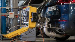 Die neuen Überlegungen der EU-Kommission bezüglich der CO2-Reduktionsziele kommen laut VDA faktisch einem Verbrennerverbot gleich. (Daimler)