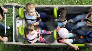 Einfach bergauf fahren mit dem motorisierten Krippenbus von Wehrfritz. Dabei bleiben Komfort und Sicherheit für alle Mitreisenden zu keiner Zeit auf der Strecke.
Copyright: Wehrfritz  (Wehrfritz)