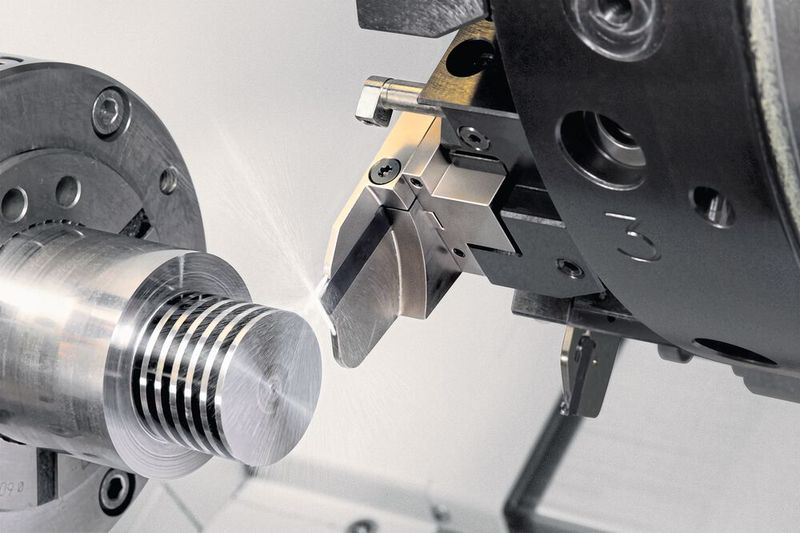 Ein- und Abstechen gehören zu den wichtigsten aber auch anspruchsvollsten Drehoperationen. Zahlreiche Parameter entscheiden über das Ergebnis und die Produktivität von Prozess und Produktion.(Bild:  Arno)