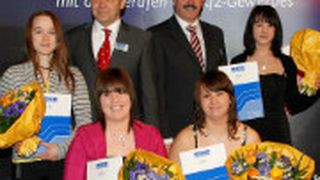 Bei der Kfz-Innung Schwaben haben einige junge Frauen sehr gute Leistungen bei ihrer Ausbildung gezeigt. (Foto: Innung)