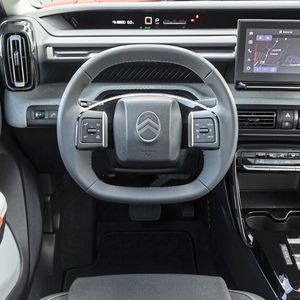 Das Cockpit wirkt eher modern und praktisch als puristisch, die Bedienung ist dank noch ausreichend vorhandener physischer Knöpfe und Schalter jedoch simpel und eingängig.(Bild:  Adrien Cortesi)