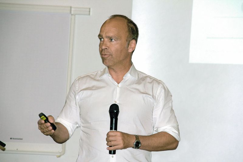 Denker treffen Lenker, so lautete die Überschrift der Veranstaltung der Innovationsregion Mainfranken. Prof. Thomas Bauernhansl zeigte die Zusammenhänge auf und gab Tipps an das mittelständisch geprägte Publikum.  (Bild: Jablonski)