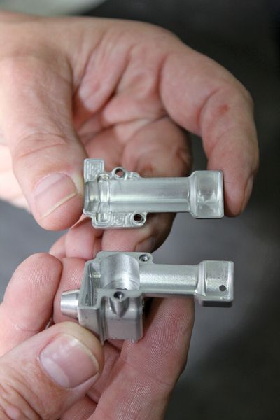 Bild 6: Dank der 2+3-Lösung können diese steckbaren Gehäuseteile jetzt fünfachsig in einer Aufspannung auf der VF-2 von Haas vollständig bearbeitet werden. Das spart bei einem Bauteil im Hause Epkenhans 10 min Bearbeitungszeit. (Bild: Peter Lehmann)