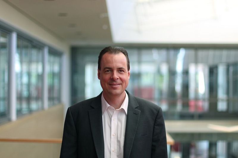 Dr.-Ing. Holger Flatt: „Die gemeinsam von Fraunhofer und Imago Technologies entwickelte Innovation kombiniert KI-basierte Echtzeitlokalisierung mit dem offenen Ortungsstandard Omlox, um Personen-, Material- und Prozessflüsse in Produktions- und Logistikumgebungen zu visualisieren. So lassen sich industrielle Abläufe vereinfachen und optimieren.“ (Bild: Fraunhofer IOSB-INA)