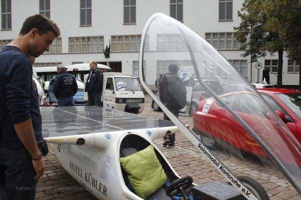 Bertha Benz Challenge, 2. Tag: vom Mannheimer Schloss geht es nach Heidelberg. Im Bild der Delphin des Teams BSM/Solarmobil Karlsruhe. (Ulrich Steinlechner)