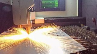 Mit einer Laserleistung von 6 Kilowatt sorgt sie für höchste Präzision und ermöglicht exakte Zuschnitte von Stahl bis 25 Millimeter sowie von Edelstahl und Aluminium bis 15 Millimeter Materialstärke. (Bild: Microstep)