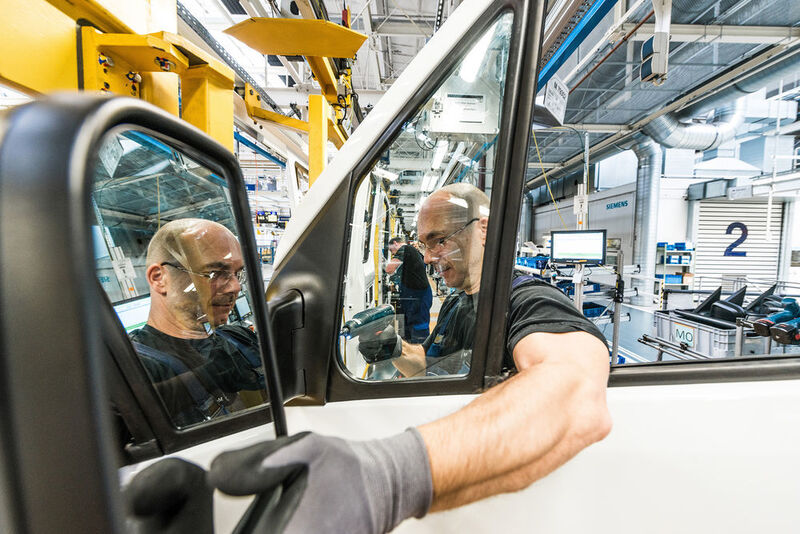 Neben Sitzen sind auch Spiegel mit der Technik ausgestattet, künftig sollen so bis zu 40 Komponenten mit dem Produktionssystem vernetzt sein. (Daimler)