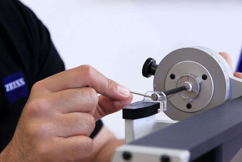 Fix-Assist mit Sternadapter beim Fixieren des Tastersystems. (Bild: Carl Zeiss 3D Automation)