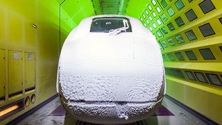 Schneeverwehungen und Vereisung stellen die komplexe Technik des ICE 4 vor besondere Herausforderungen. Türen, Bremsen, Luftansaugung – alles muss einwandfrei funktionieren. Bei den Klimatests werden deshalb zahlreiche sogenannte Funktionstest durchgeführt. Auch bei tiefen Temperaturen müssen die Bordküche und die WCs reibungslos funktionieren. Hier werden höchste Anforderungen an den Zug gestellt, da in beiden viele wasserführende Bauteile zu finden sind. Auch bei minus 25 Grad darf kein Bauteil einfrieren und alle Geräte müssen zuverlässig arbeiten. Im RTA wird daher auf Herz und Nieren geprüft, ob bei minus 25 Grad alle Funktionen unter simulierten Betriebsbedingungen arbeiten. (Siemens)