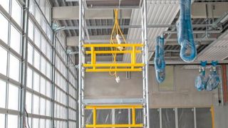 Mit dem neuen Ein-Personen-Gerüst Flexx Tower der Günzburger Steigtechnik kann der Anwender Arbeitshöhen bis rund 6,10 m erreichen. (Günzburger Steigtechnik)