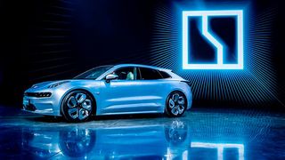 Chinesische Elektroautos (hier ein Zeekr-Modell) stehen bereit, um massenhaft nach Europa verschifft zu werden. Das würde vor allem deutschen Autobauern schlecht bekommen. Und die Sache mit den Strafzöllen wird auch nicht viel bringen, meinen Experten ... (Bild: Zeekr)