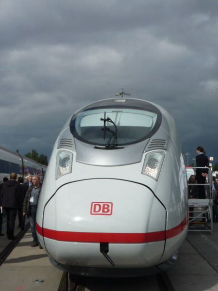 2 Siemens Mobility hat an seinem Hochgeschwindigkeits-Triebzug Velaro D für eine günstigere Aerodynamik die Verkleidungen an Dachgeräten, Drehgestellen und Übergängen verbessert sowie Spoiler, Bugnase, Kopf und Dach neu gestaltet.  (Bild: Bilder: Siemens Mobility)