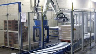 Bild 1: Roboter-Palettieranlage für Pakete mit Möbelteilen. Bild: de Man (Archiv: Vogel Business Media)
