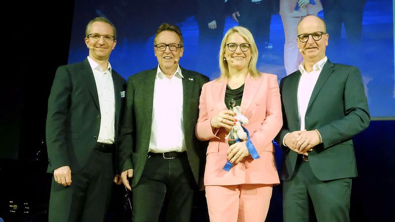 Als Geschenk gab es den Innungsbären mit einem Drehmomentschlüssel für Cristina Stumpp stellv. Generalsekretärin der CDU, von (v.l.) Frank Schnierle, Torsten Treiber und Christian Reher. (Bild: Zietz - VCG)