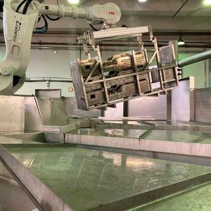 In den Beschichtungssystemen fungiert der Roboter als hätte er eine menschliche Hand zur Verfügung. Die Bewegungen können so individuell angepasst werden. Das erleichtert das Ablaufen der für die Vorbehandlung nötigen Flüssigkeiten vom Bauteil.(Bild:  MTM)