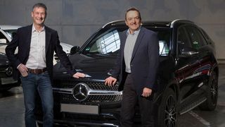 Daimler lässt in seinem Mercedes-Werk in Sindelfingen künftig auch das SUV-Modell GLC bauen. Im Bild: Michael Bauer (links), Standortverantwortlicher und Leiter Produktion im Mercedes-Benz Werk Sindelfingen, und Ergun Lümali, Betriebsratsvorsitzender des Mercedes-Benz Werks Sindelfingen. (Daimler)