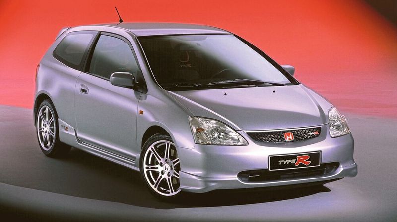 Erst in der siebten Civic-Generation (2000 bis 2005) wurde auch in Deutschland der Civic Type R angeboten, der als einziges Modell in der Civic-Palette den weiterentwickelten i-VTEC-Motor mit 2,0 Liter Hubraum und 200 PS (147 kW) Leistung erhielt. Der Motor erlaubt eine maximale Drehzahl von 8.250 min−1.  (Bild: Honda)