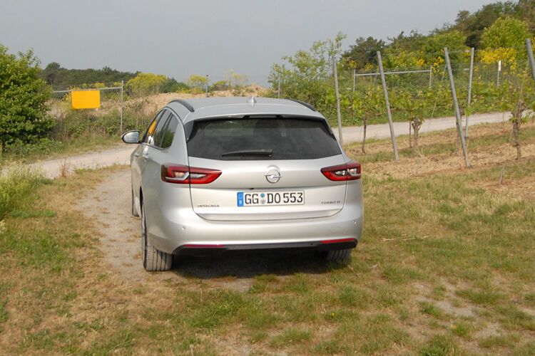 Die Heckklappe des Insignia Kombi öffnet und schließt per Fußkick und verfügt über einen Notfall-Stopp und eine Höhen-Programmierung - allerdings nur gegen Aufpreis. Bei unserem Testwagen mussten wir die große Kofferraumklappe mit etwas Kraftaufwand aufwuchten.  (Sven Prawitz)