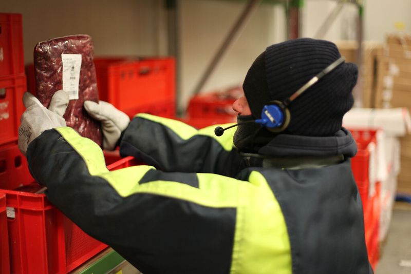 Im Tiefkühlbereich hat sich Fripa für eine Pick-by-Voice-Lösung entschieden. (Bild: CSB-System)