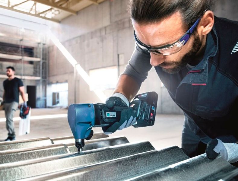 ... oder Nibbler, den man hier im Einsatz sieht. Trumpf-Scheren und -Nibbler bringen außer qualitativ hochwertige Schnittergebnisse im Blech auch den Aspekt der Kabellosigkeit ins Spiel. Eine Eigenschaft, die immer gefragter ist, wie man bei Trumpf registriert. (Bild: Trumpf)